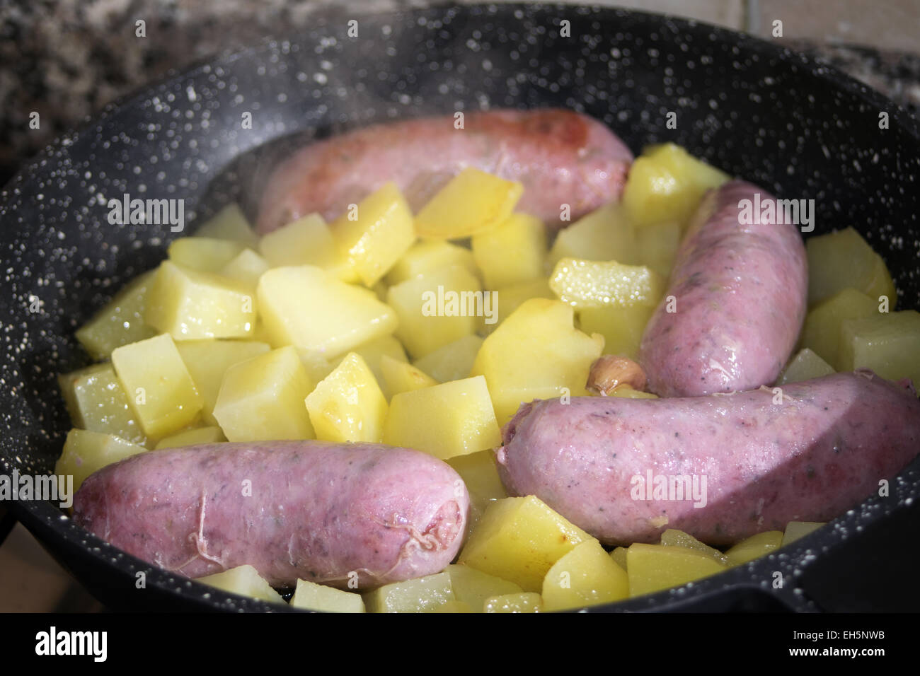 Salsicce e patate in padella Foto Stock