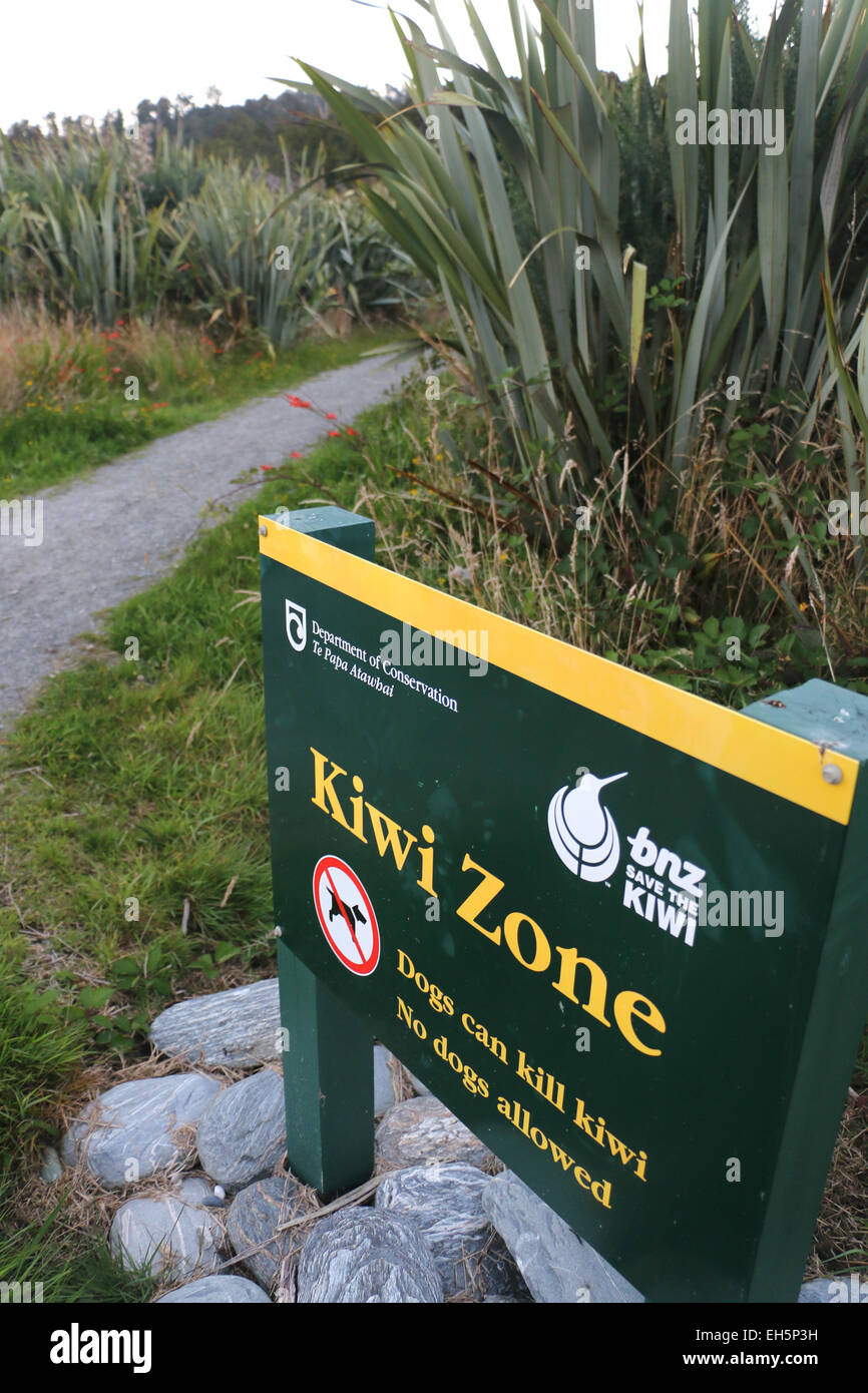 Zona di Kiwi conservazione firmare la Nuova Zelanda bird trail preservare doc cane parco di avvertimento Foto Stock
