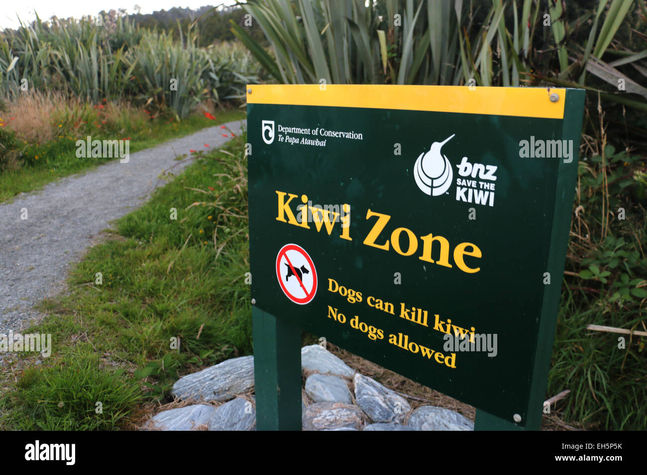Zona di Kiwi conservazione segno di avvertimento del cane Nuova Zelanda Foto Stock