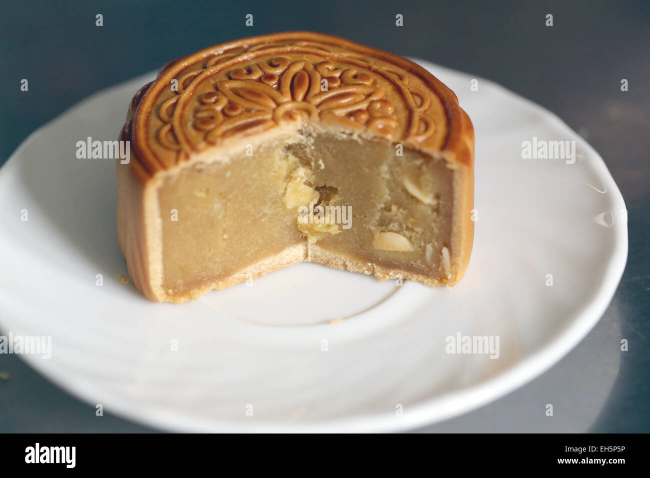 Durian frutto di Mooncake in bianco piatto per il culto la festa della luna. Foto Stock