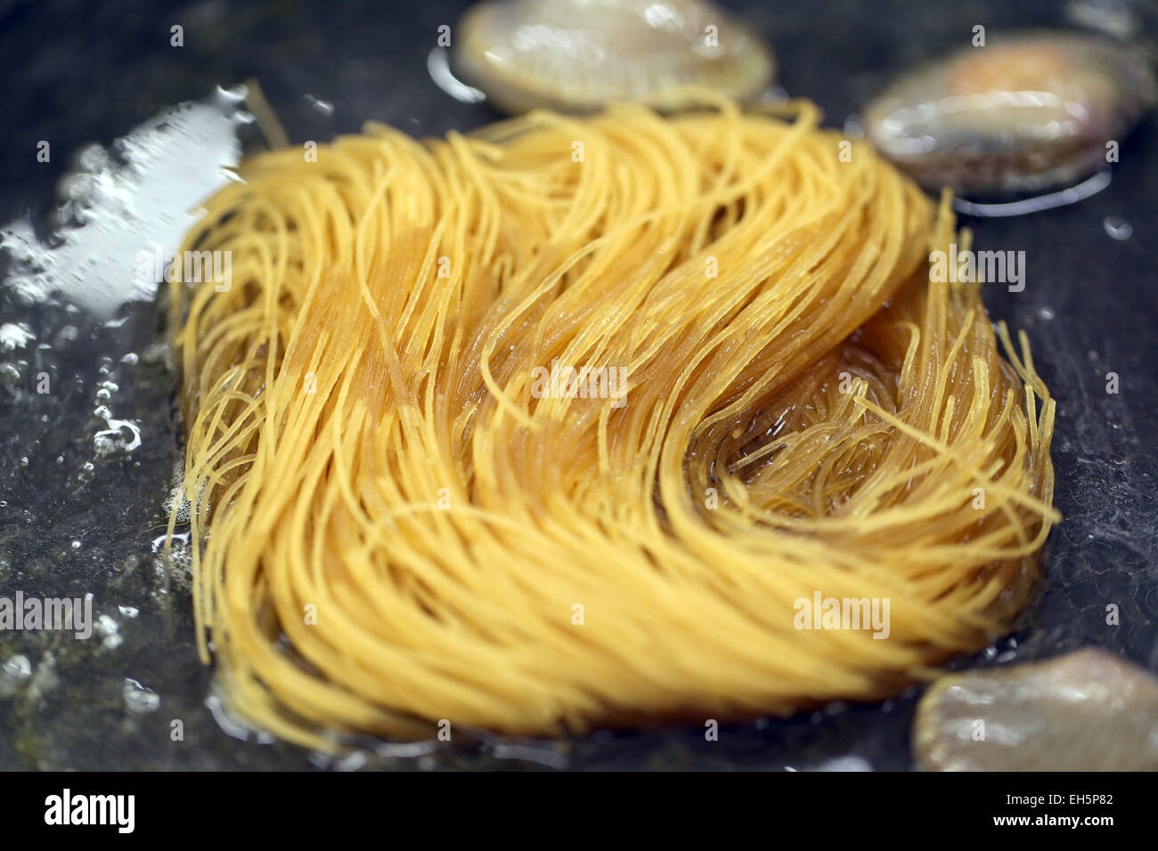 Spaghetti di riso fritto con vongole imburrata per alimenti menu. Foto Stock