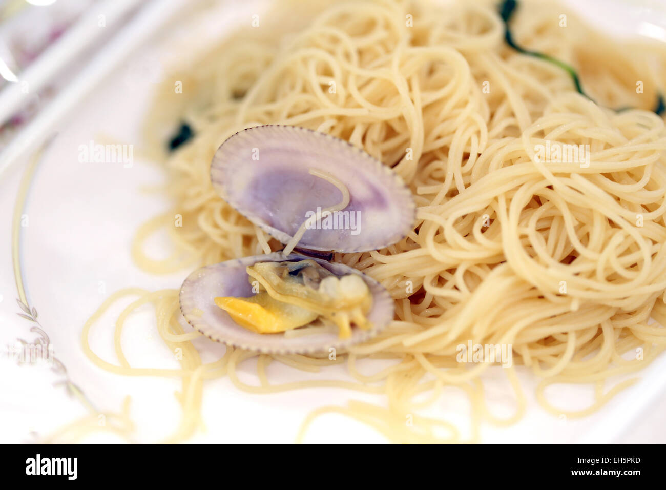 Spaghetti di riso fritto con vongole imburrata per alimenti menu. Foto Stock