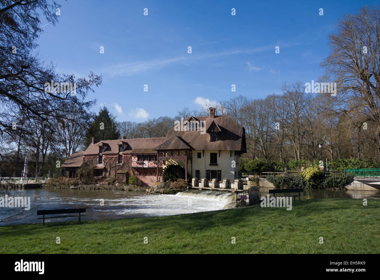 Moulin de Fourges, un edificio del xviii secolo mulino sul fiume Epte; attualmente un ristorante a Fourges, Alta Normandia, Francia Foto Stock