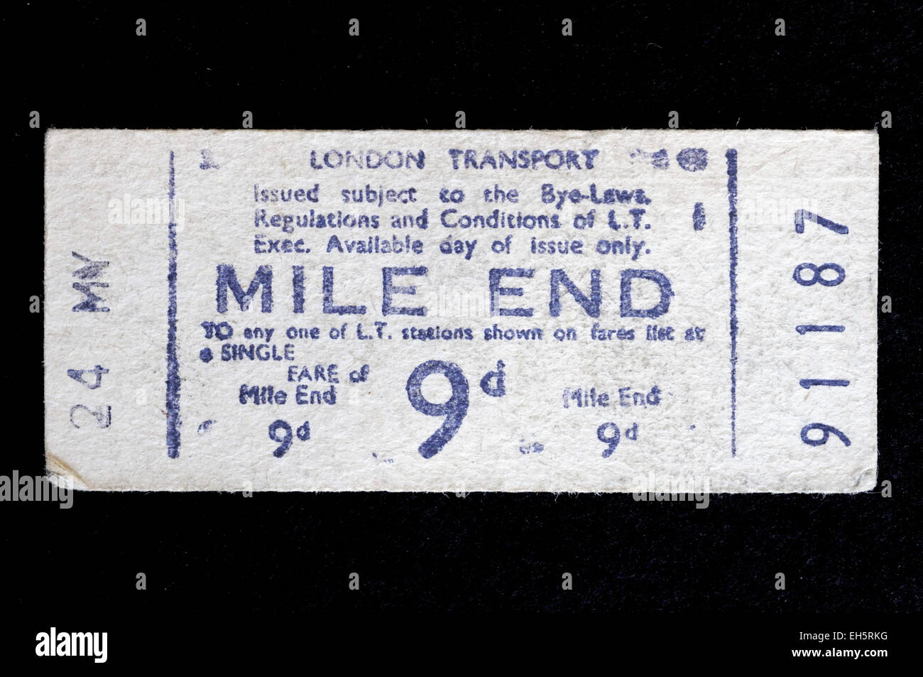 Vecchio usato Londra Trasporti linea metropolitana biglietto acquistato a Mile End Station e un costo di 9d - nove vecchi pence o spiccioli Inghilterra Brita Foto Stock