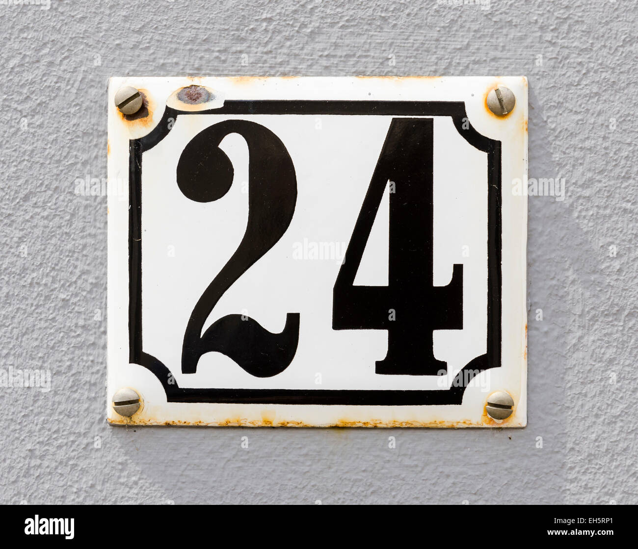 Segno del numero civico 24 in caratteri neri su un cartello bianco e grigio  a parete Foto stock - Alamy