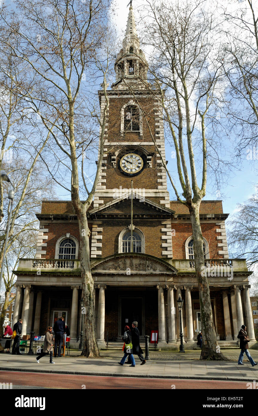 La Chiesa di Santa Maria Upper Street con persone di passaggio, London Borough di Islington Inghilterra Gran Bretagna REGNO UNITO Foto Stock