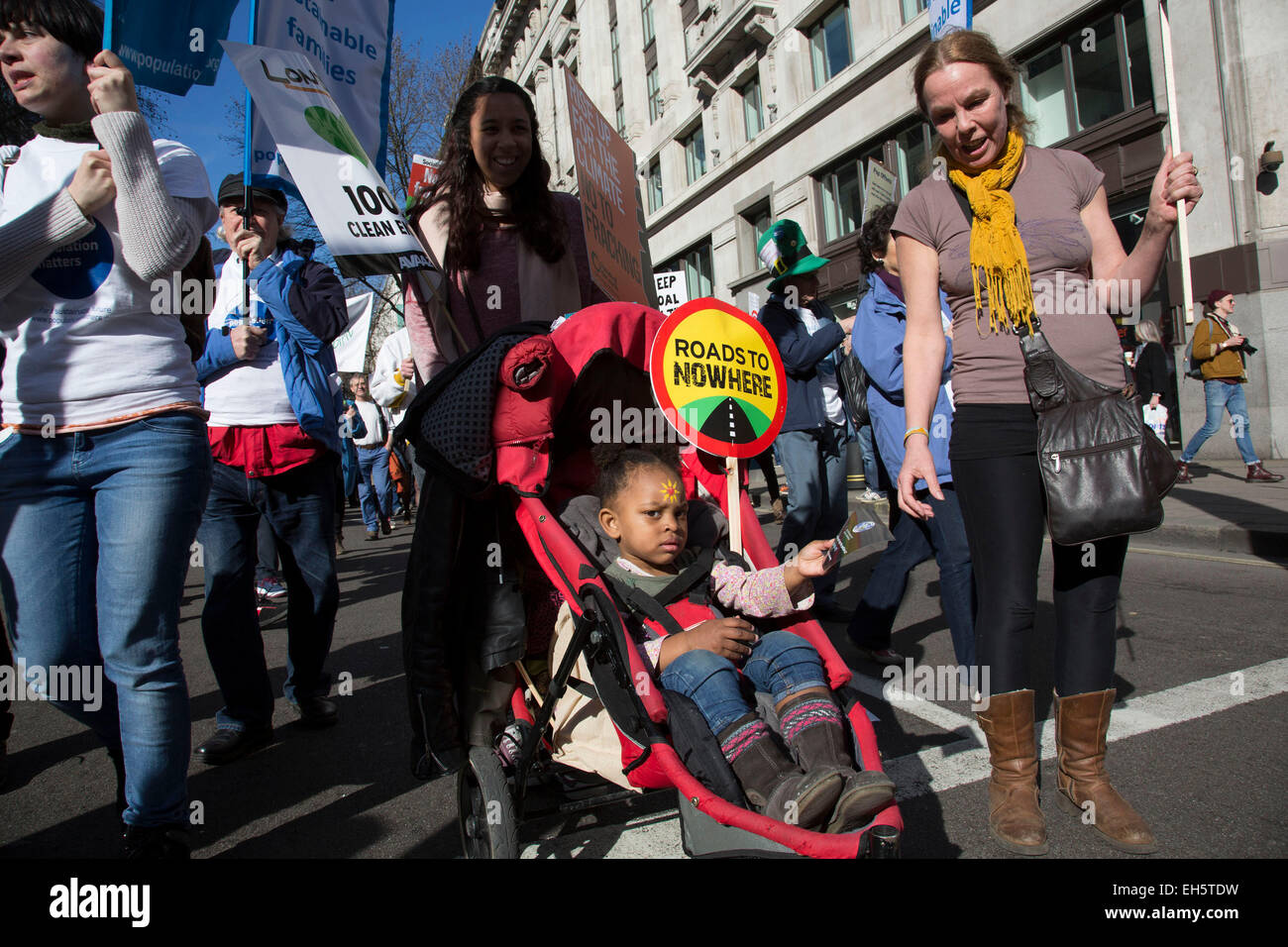 Londra, Regno Unito. Sabato 7 marzo 2015. È il momento di agire. La campagna contro i cambiamenti climatici la dimostrazione. I dimostranti si sono riuniti nella loro decine di migliaia di persone per protestare contro tutti i tipi di questioni ambientali come fracking, aria pulita, le energie alternative e in generale tutte le attività che pone il profitto prima dell'ambiente. Credito: Michael Kemp/Alamy Live News Foto Stock