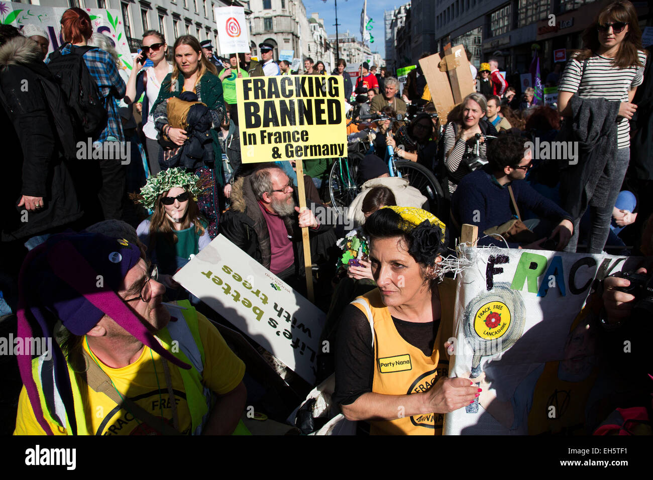 Londra, Regno Unito. Sabato 7 marzo 2015. È il momento di agire. La campagna contro i cambiamenti climatici la dimostrazione. I dimostranti si sono riuniti nella loro decine di migliaia di persone per protestare contro tutti i tipi di questioni ambientali come fracking, aria pulita, le energie alternative e in generale tutte le attività che pone il profitto prima dell'ambiente. Credito: Michael Kemp/Alamy Live News Foto Stock