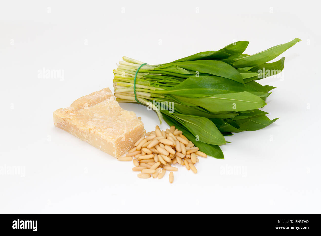 Ingredienti per una ramson (aglio selvatico) pesto Foto Stock