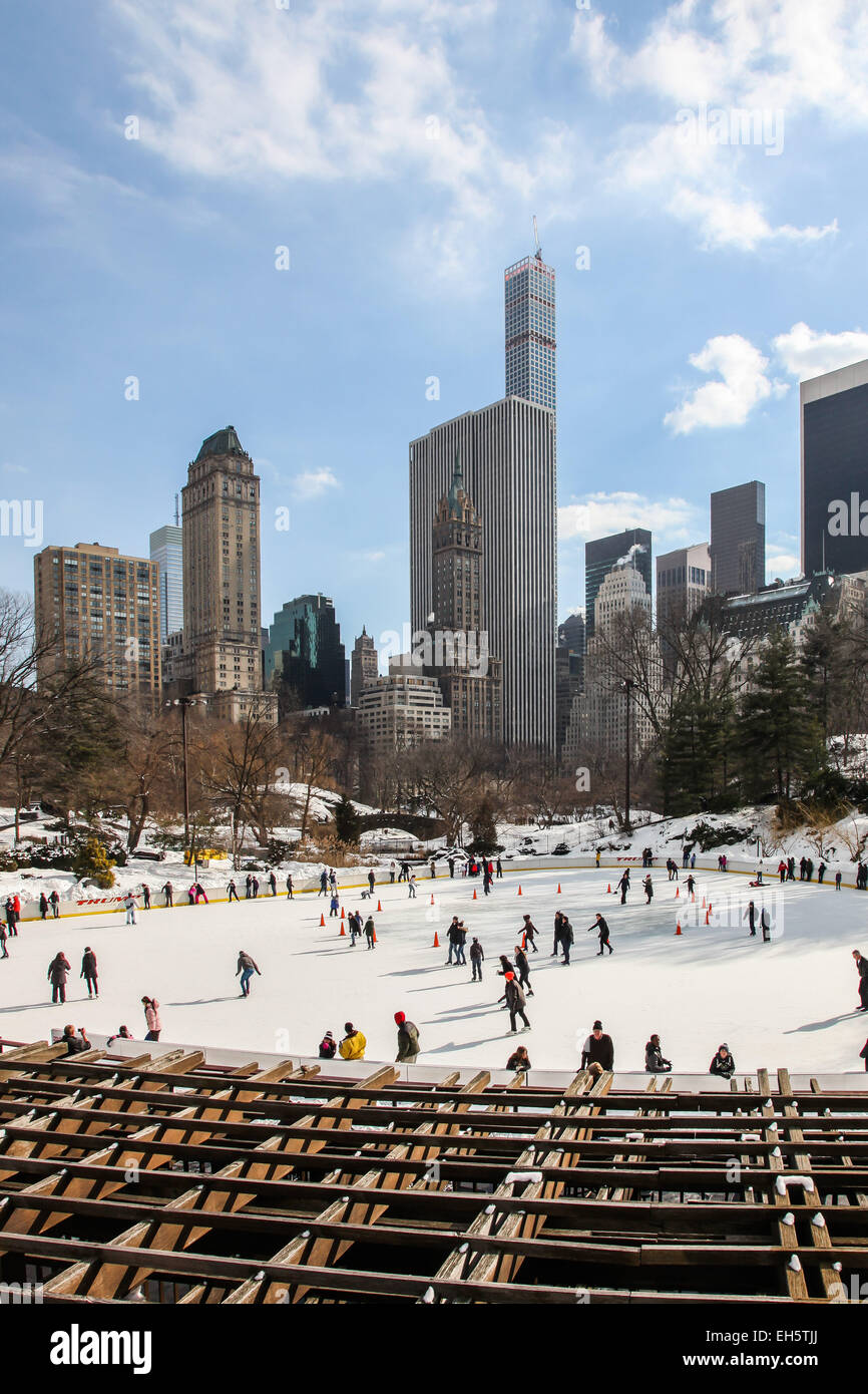 New York, NY, STATI UNITI D'AMERICA. 18 Febbraio, 2015. Giornata invernale paesaggio con anello di ghiaccio e dello skyline di Central Park a New York City , STATI UNITI Foto Stock