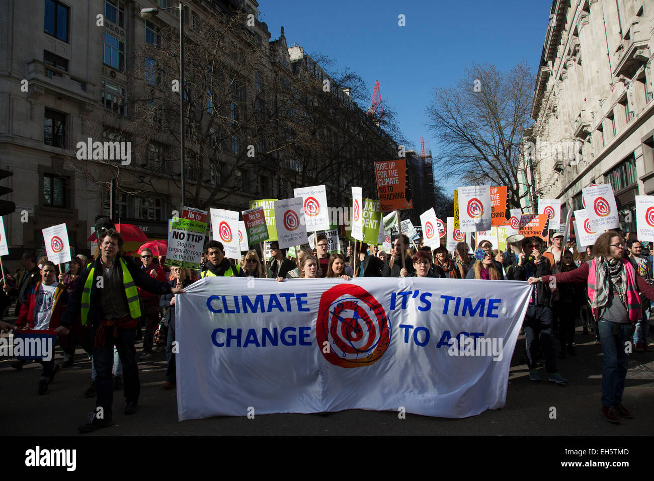 Londra, Regno Unito. Sabato 7 marzo 2015. È il momento di agire. La campagna contro i cambiamenti climatici la dimostrazione. I dimostranti si sono riuniti nella loro decine di migliaia di persone per protestare contro tutti i tipi di questioni ambientali come fracking, aria pulita, le energie alternative e in generale tutte le attività che pone il profitto prima dell'ambiente. Credito: Michael Kemp/Alamy Live News Foto Stock