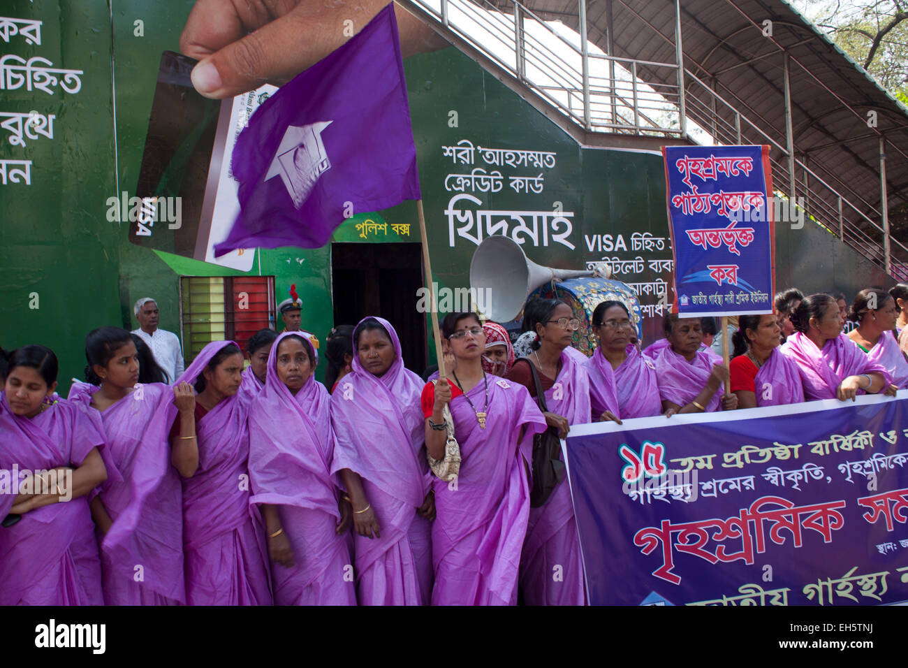 Dacca in Bangladesh. Il 7 marzo 2015. Casa cameriera a Dacca si sono riuniti per prendere parte a una femmina di empowerment campagna nella parte anteriore la DACCA Press Club in vista della Giornata internazionale della donna in Bangladesh.Lo slogan di questo anno è il 'Make accadere''. Credito: zakir hossain chowdhury zakir/Alamy Live News Foto Stock