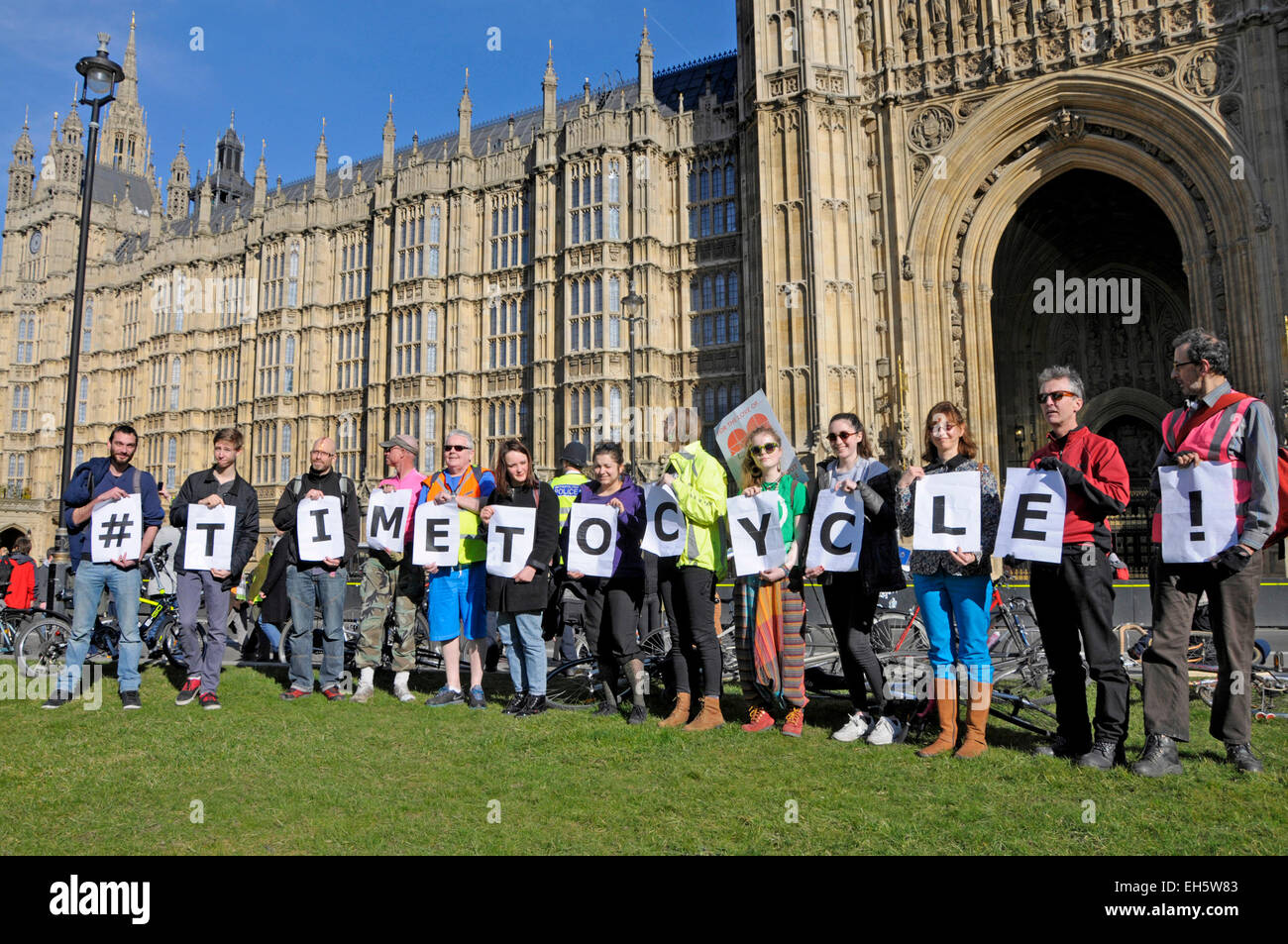 Londra, Regno Unito. Il 7 marzo 2015. È il momento di agire clima marzo a Londra al Parlamento per un rally. Manifestanti di Westminster Foto Stock