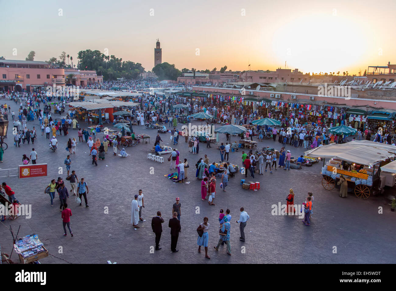 Marrakech, Marocco - 11 settembre 2014: persone non identificate a Jeema el Fna a Marrakech, Marocco. Jeema el Fna ricevuto UNESCO Foto Stock