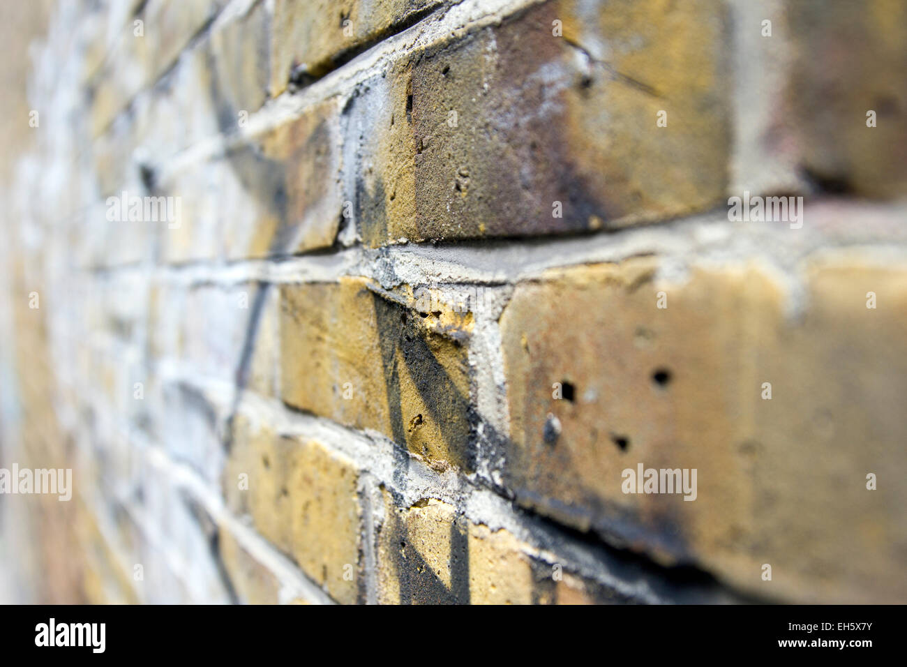 Muro di mattoni ad angolo Foto Stock