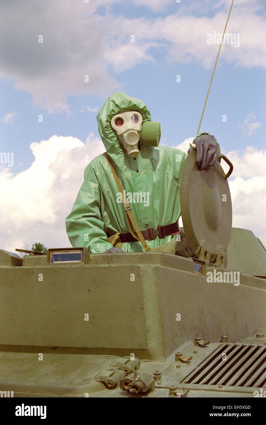 Soldato in tuta protettiva reconnoiters armi chimiche Foto Stock