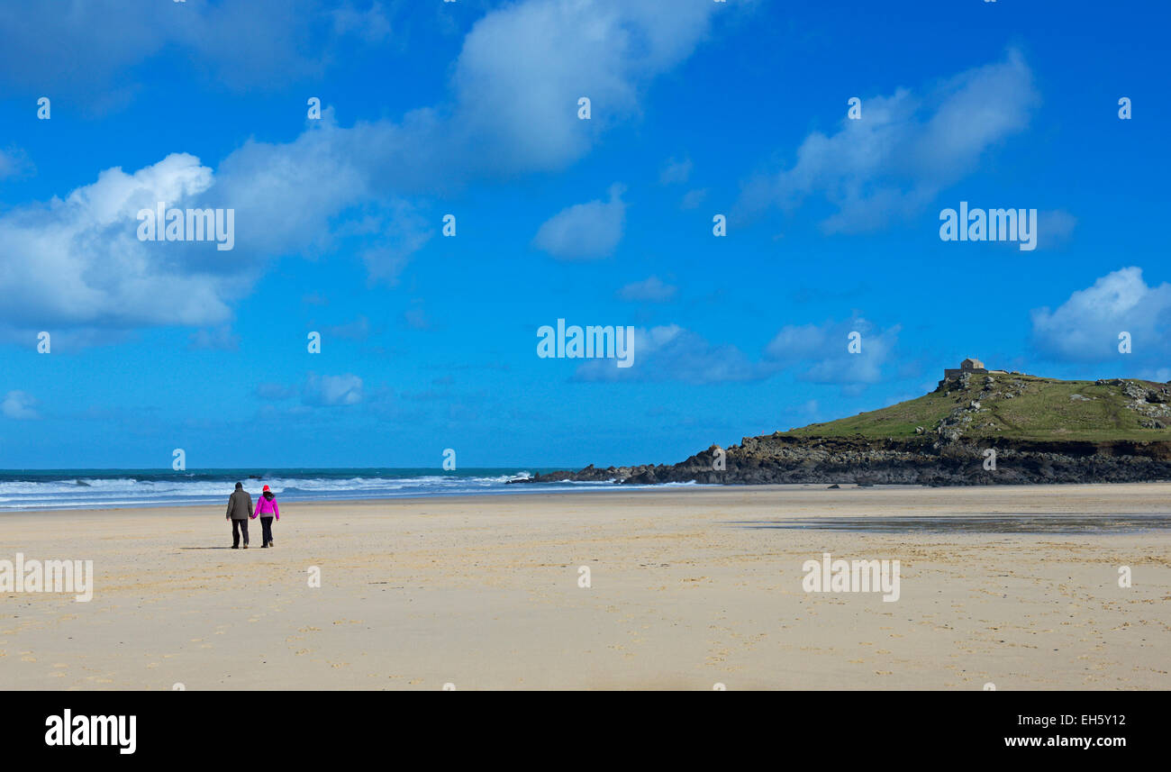 Giovane camminando sulla spiaggia, Newquay Cornwall Inghilterra, Regno Unito Foto Stock