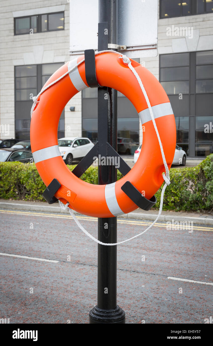 Salvagente lungo il fiume Mersey in Liverpool Foto Stock