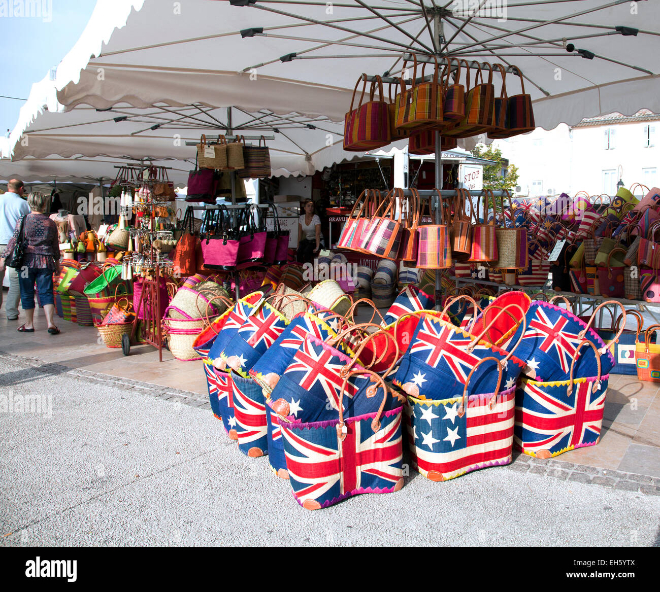 Hanno bisogno di una borsa? Alcune con un distinto tocco britannico dominare una borsetta stallo a domenica il mercato delle pulci a L'Isle-sur-la-Sorgue. Foto Stock