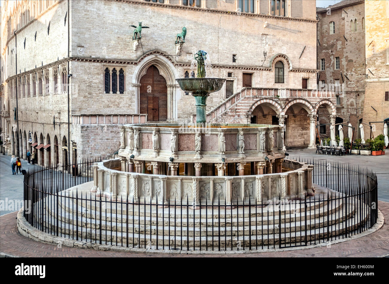 Fontana maggiore di fronte a Palazzo dei Priori, Perugia, Umbria, Italia  Foto stock - Alamy