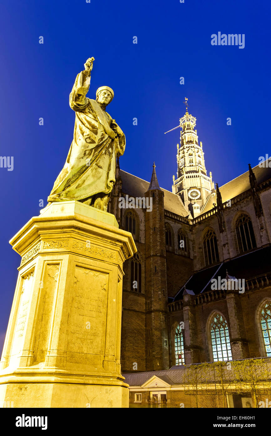 Statua di Laurens Coster e San Bavo chiesa (Grote Kerk) al crepuscolo, Grote Markt, Haarlem, Paesi Bassi Foto Stock