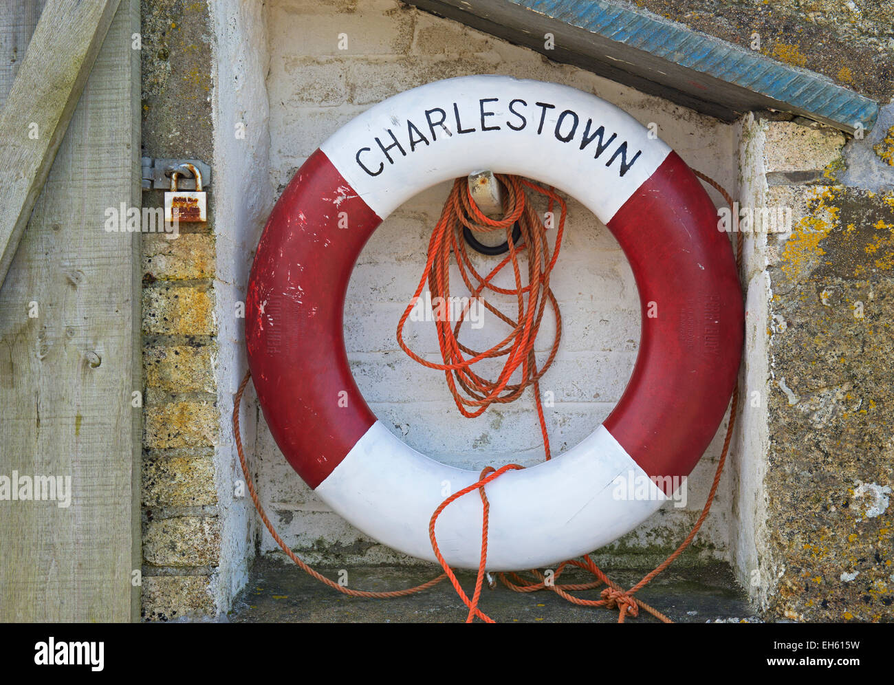 Salvagente a Charlestown, Cornwall, England Regno Unito Foto Stock