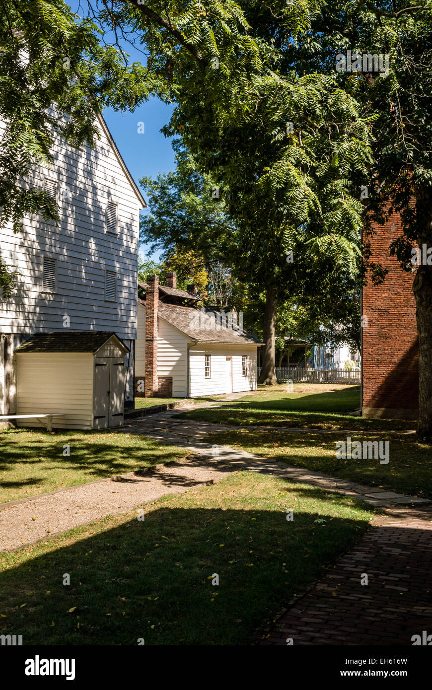 Il percorso al fianco di granaio e la cucina della Comunità, Old Economy Village, Ambridge, Pennsylvania Foto Stock
