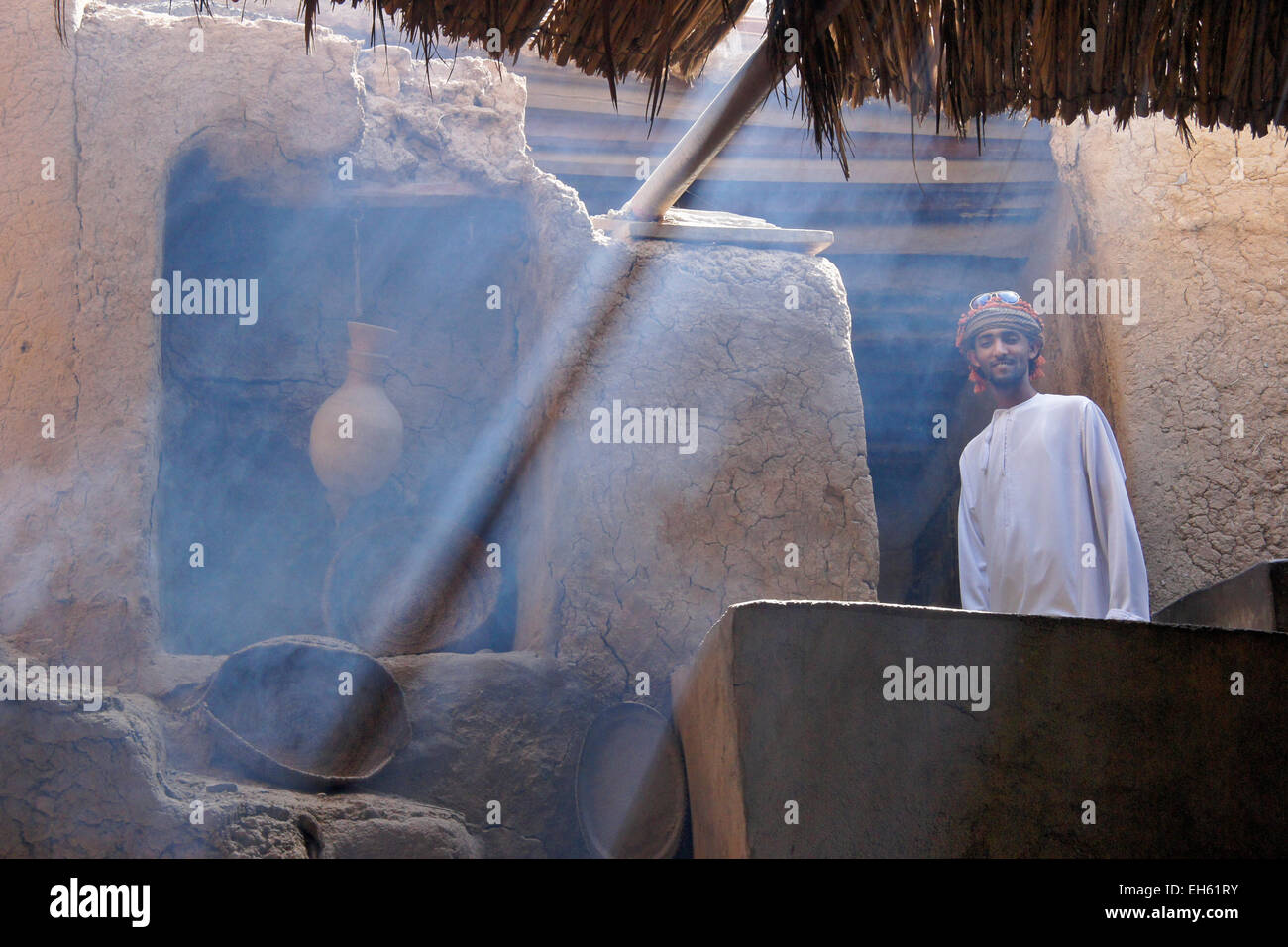 Smoky interno di Bait al Museo Safa, Al-Hamra, Oman Foto Stock