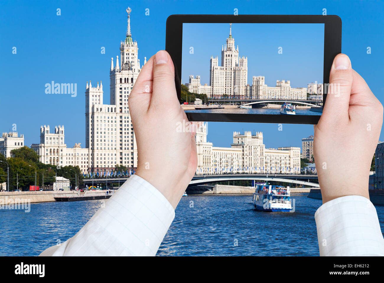 Concetto di viaggio - turistica prendendo foto del paesaggio urbano di Mosca con Stalin è un alto edificio su kotelnicheskaya embankment su mobi Foto Stock