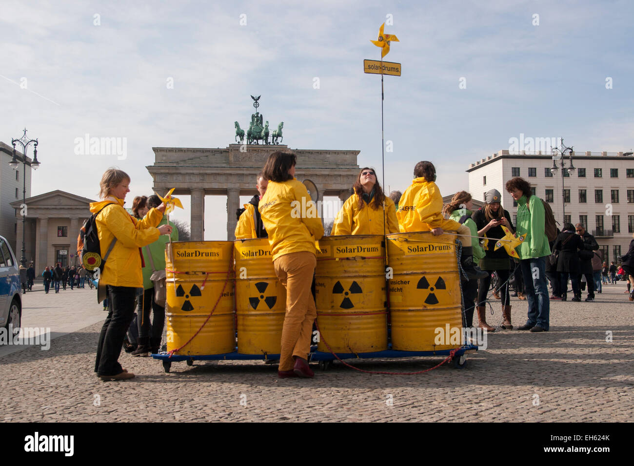 Berlino, Germania. 07Th Mar, 2015. Kazaguruma dimostrazione: anti-nucleare rally per ricordare Fukushima. Foto Stock