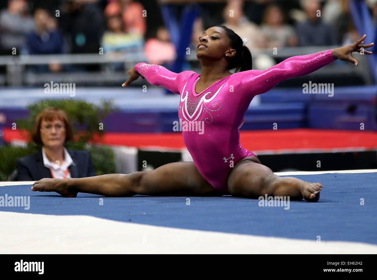Arlington, Texas, Stati Uniti d'America. 7 Mar, 2015. Simone Biles compete al 2015 AT&T American Cup, detenute da AT&T Stadium di Arlington, Texas. Biles ha vinto la donna della concorrenza per il secondo anno di fila. Melissa J. Perenson/CSM/Alamy Live News Foto Stock