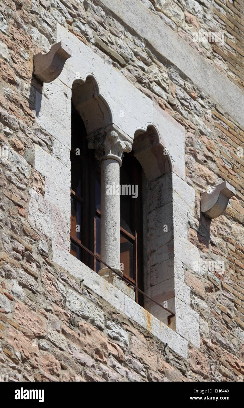 Una bifora in un castello medievale Foto Stock