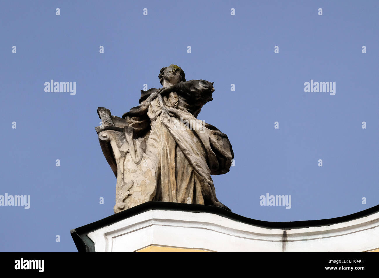 Angelo sulla facciata della chiesa Barmherzigenkirche in Graz, Stiria, Austria il 10 gennaio 2015. Foto Stock