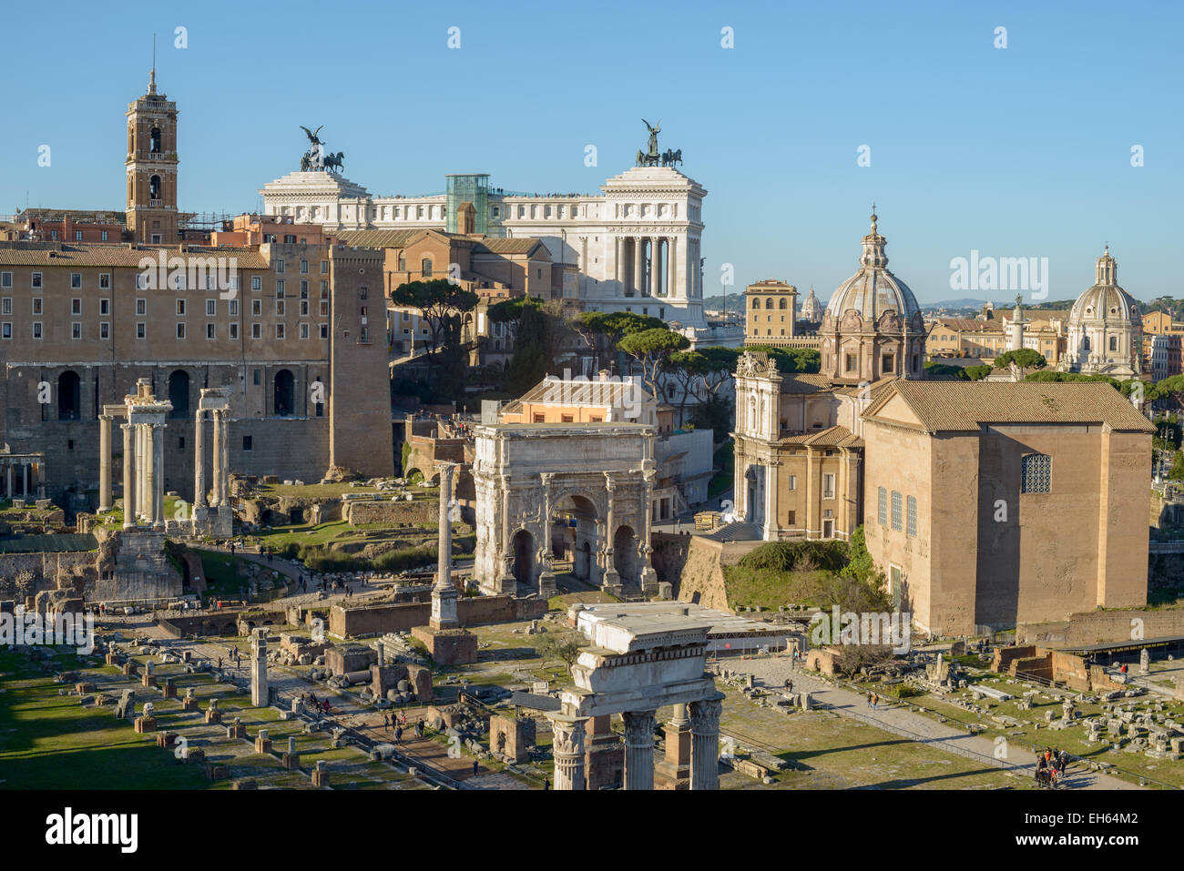 Resti di edifici e la statua nel Foro romano a Roma Italia Foto Stock
