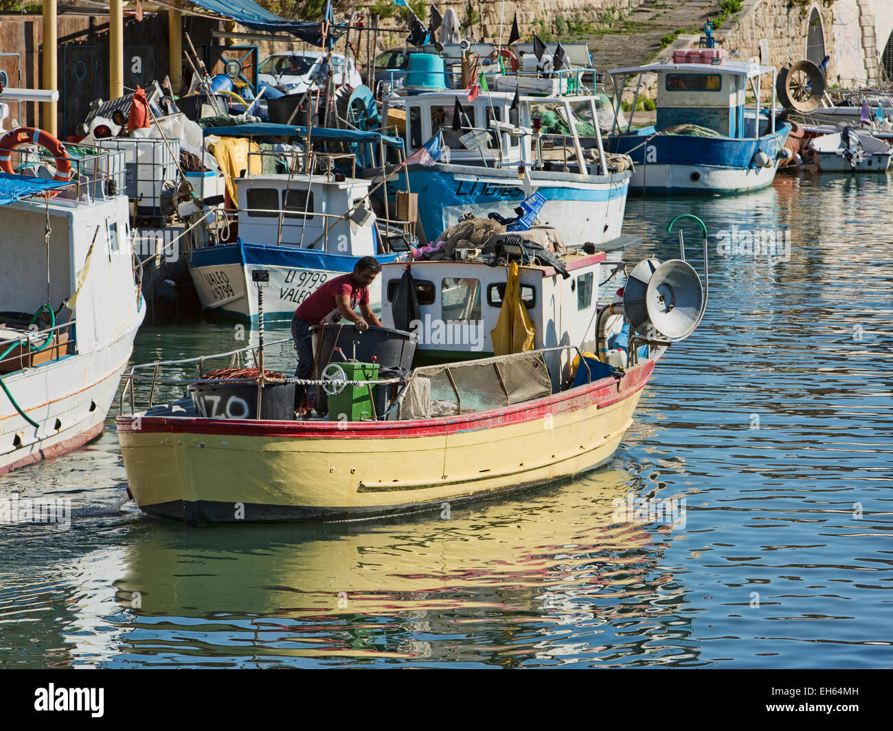 Livorno, Italia, barca da pesca in città marina Foto Stock