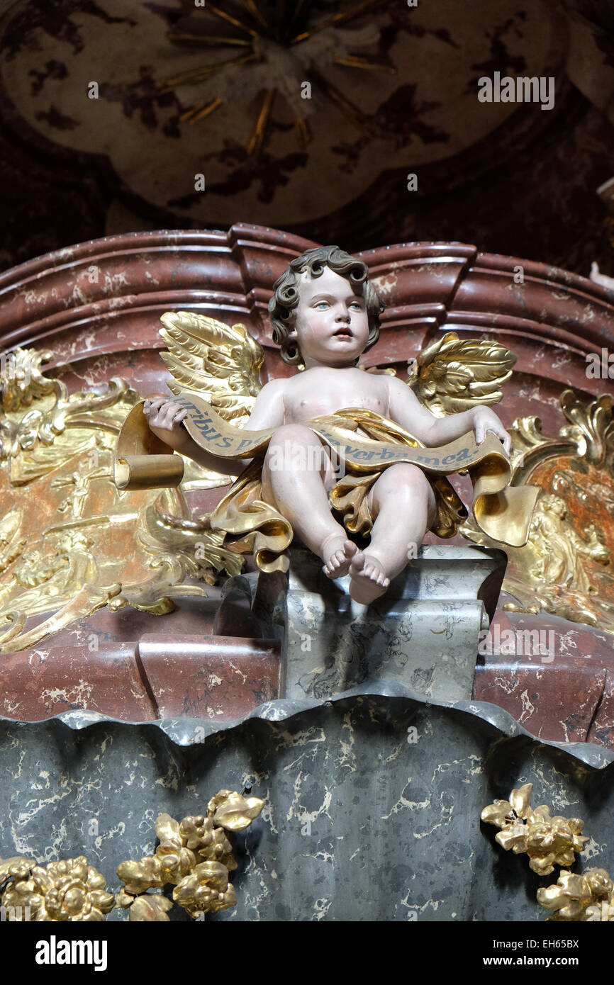 Angelo sul pulpito in chiesa Barmherzigenkirche in Graz, Stiria, Austria il 10 gennaio 2015. Foto Stock