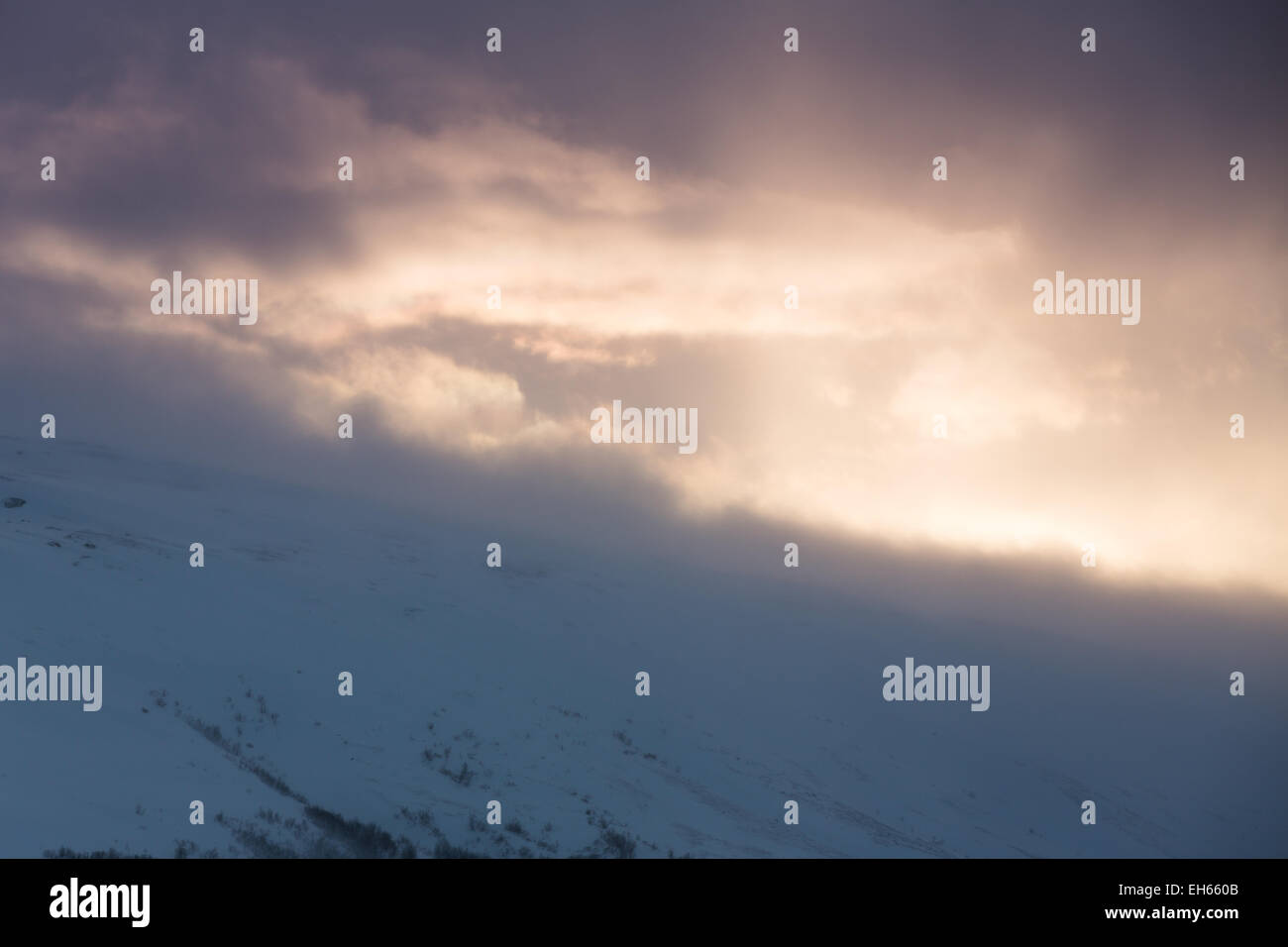 Arctic montagna con nuvole di soffiatura Foto Stock