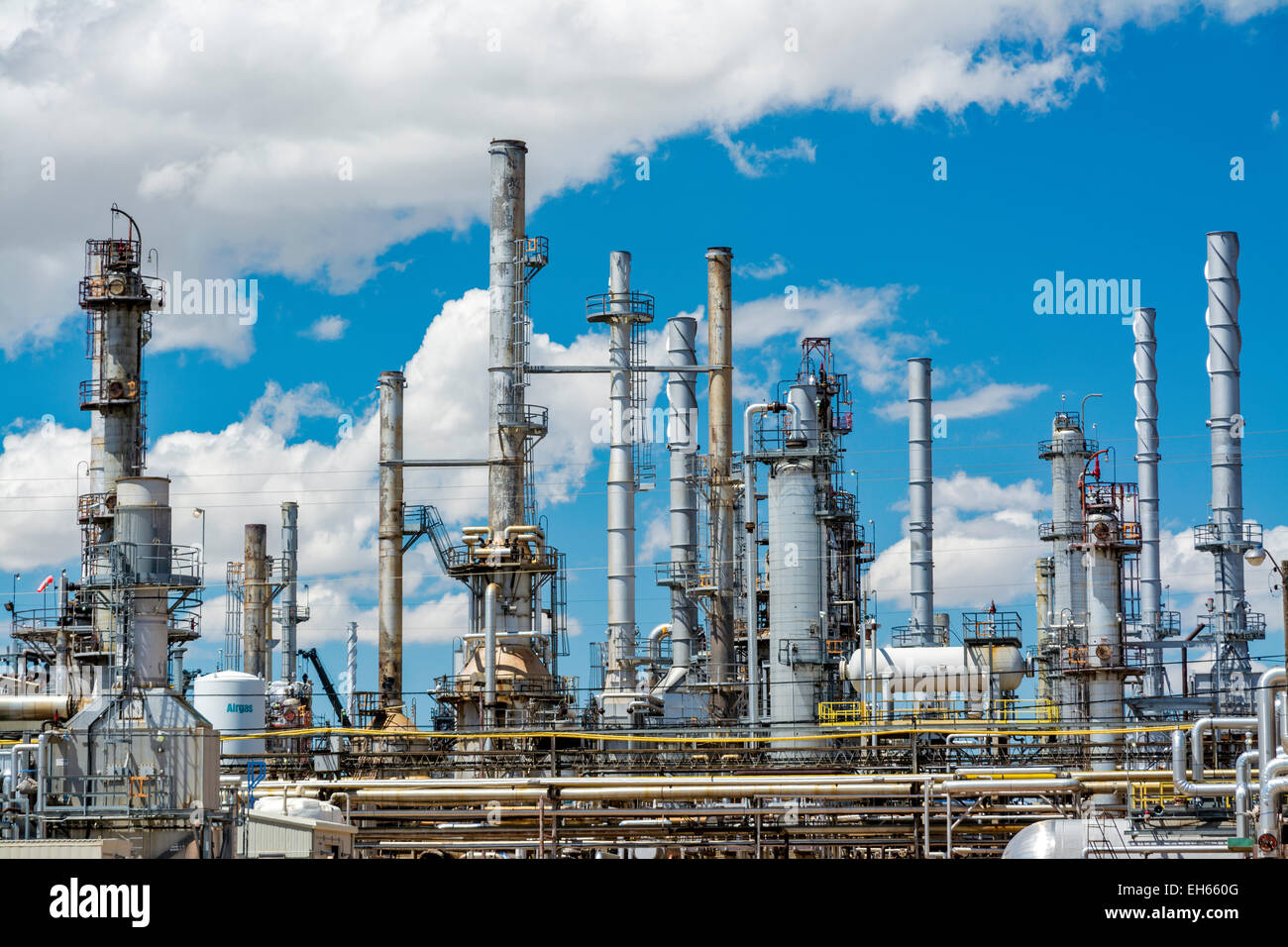 Per la raffineria di petrolio con cielo nuvoloso e tubi Foto Stock