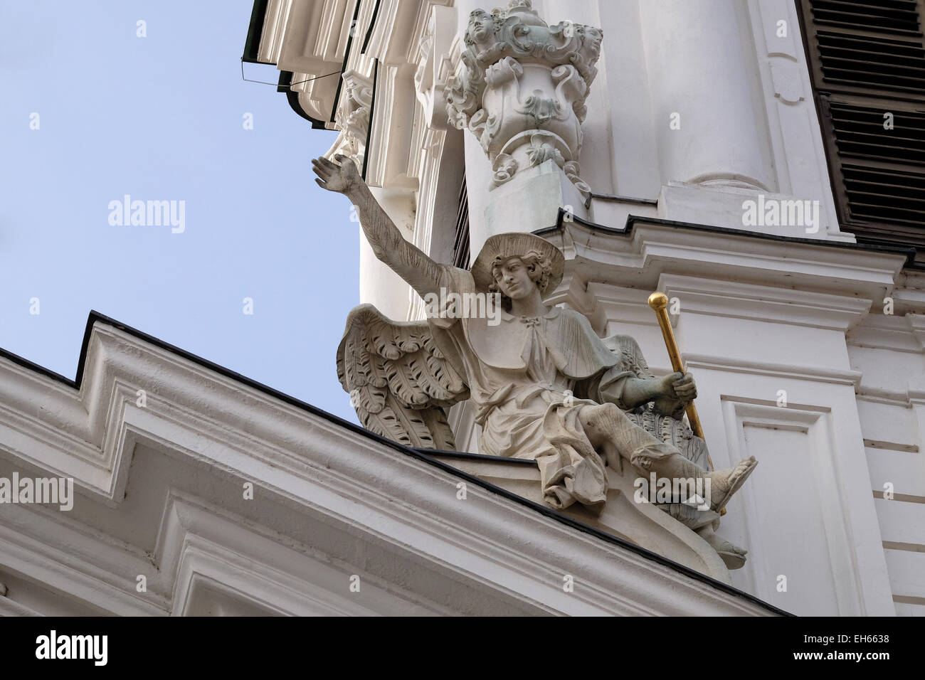 Angelo sul portale della chiesa Mariahilf a Graz, Stiria, Austria il 10 gennaio 2015. Foto Stock