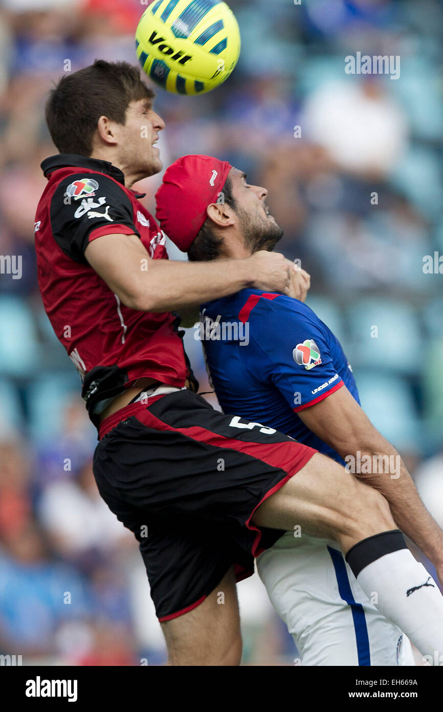 Città del Messico. 7 Mar, 2015. Cruz Azul's Roque Santa Cruz (R) il sistema VIES per la palla con Atlas di Walter Kannemann durante la partita del 2015 Torneo di chiusura del campionato MX in Azul Stadium di Città del Messico, capitale del Messico, 7 marzo 2015. © Alejandro Ayala/Xinhua/Alamy Live News Foto Stock