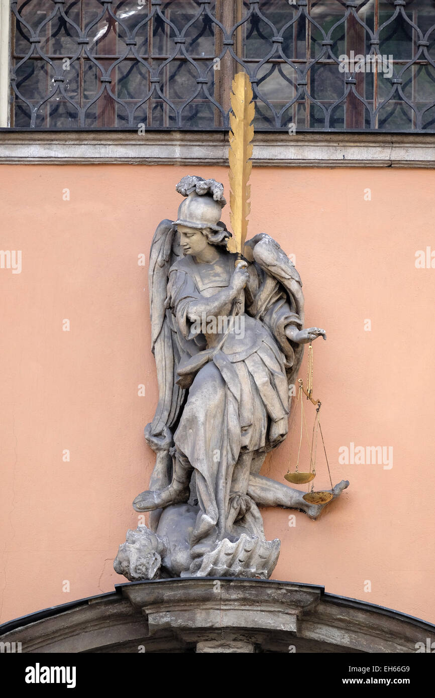 L'Arcangelo Michele sul portale di Dreifaltigkeitskirche ( Santa Trinità ) chiesa in Graz, Stiria, Austria il 10 gennaio 2015. Foto Stock