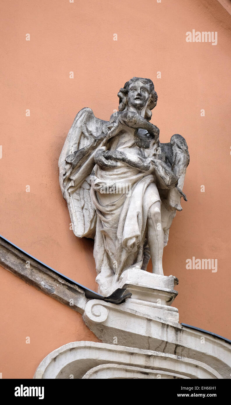 Angelo sul portale di Dreifaltigkeitskirche ( Santa Trinità ) chiesa in Graz, Stiria, Austria il 10 gennaio, 2015 Foto Stock