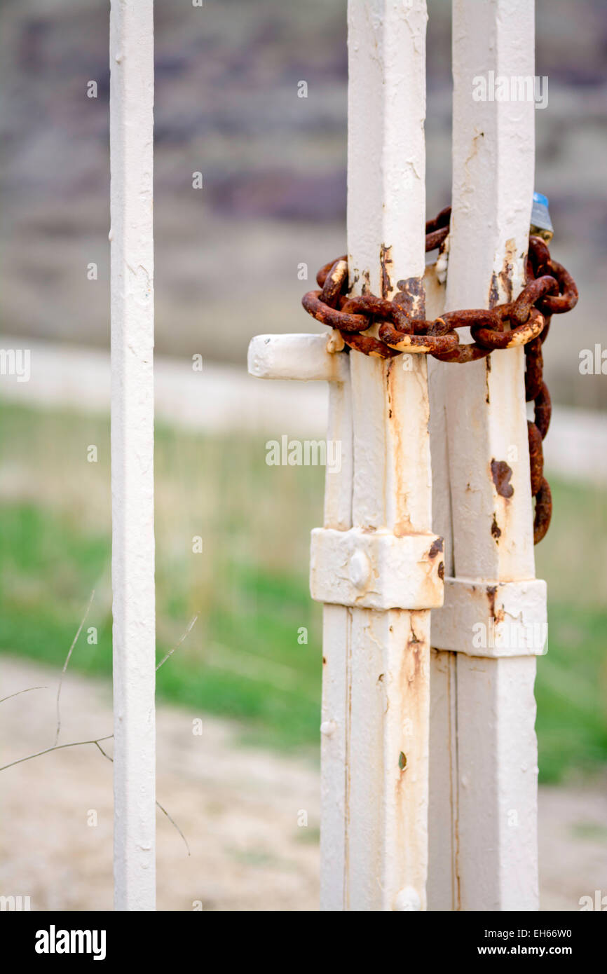 Rusty catena su una porta di ingresso Foto Stock