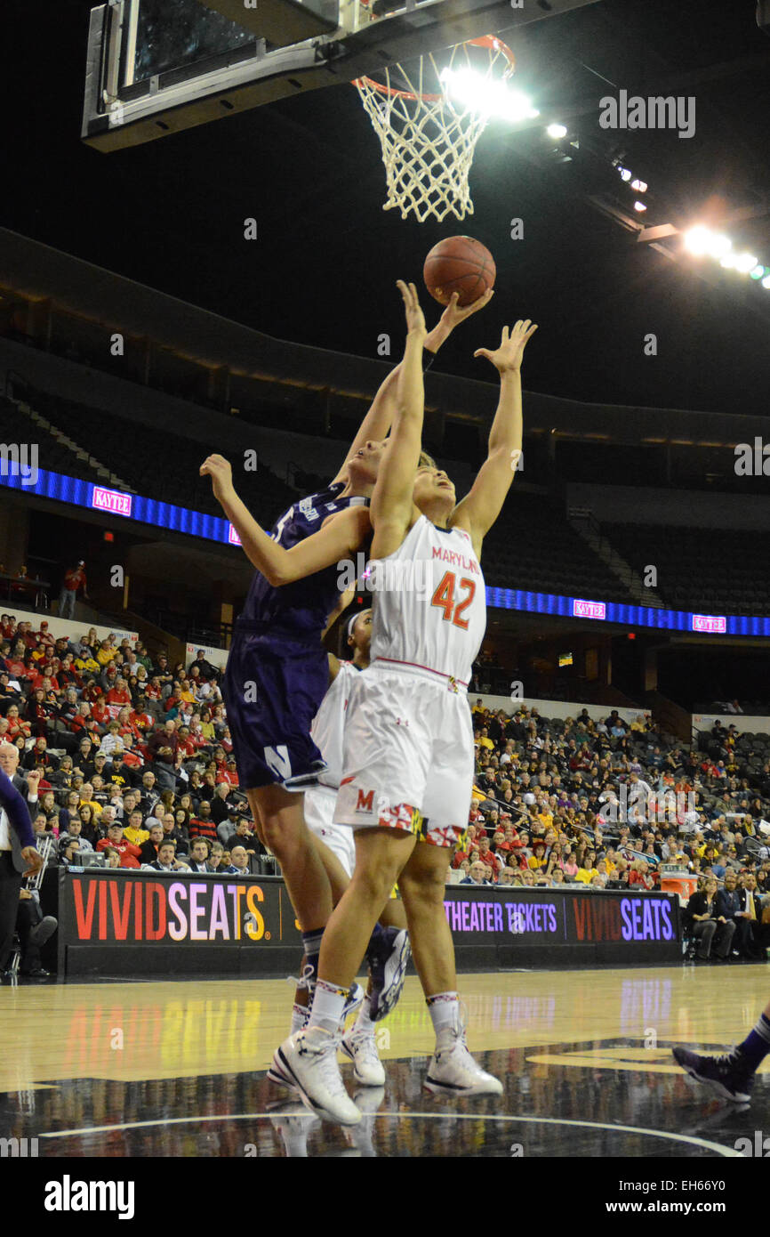 Hoffman Estates, IL, Stati Uniti d'America. 7 Mar, 2015. Northwestern Wildcats avanti/center Alex Cohen (5) e Maryland Terrapins center Brionna Jones (42) lotta per la palla al di sotto del cesto nella seconda metà durante il 2015 Big dieci donne torneo di pallacanestro di gioco tra il Maryland Terrapins e la Northwestern Wildcats presso il Centro Sears in Hoffman Estates, IL. Patrick Gorski/CSM/Alamy Live News Foto Stock