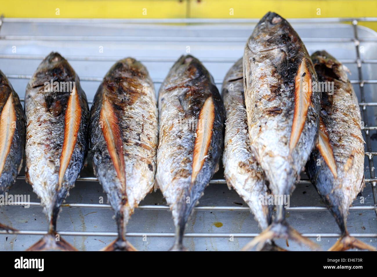 Grigliata di pesce bonito nel mercato. Foto Stock