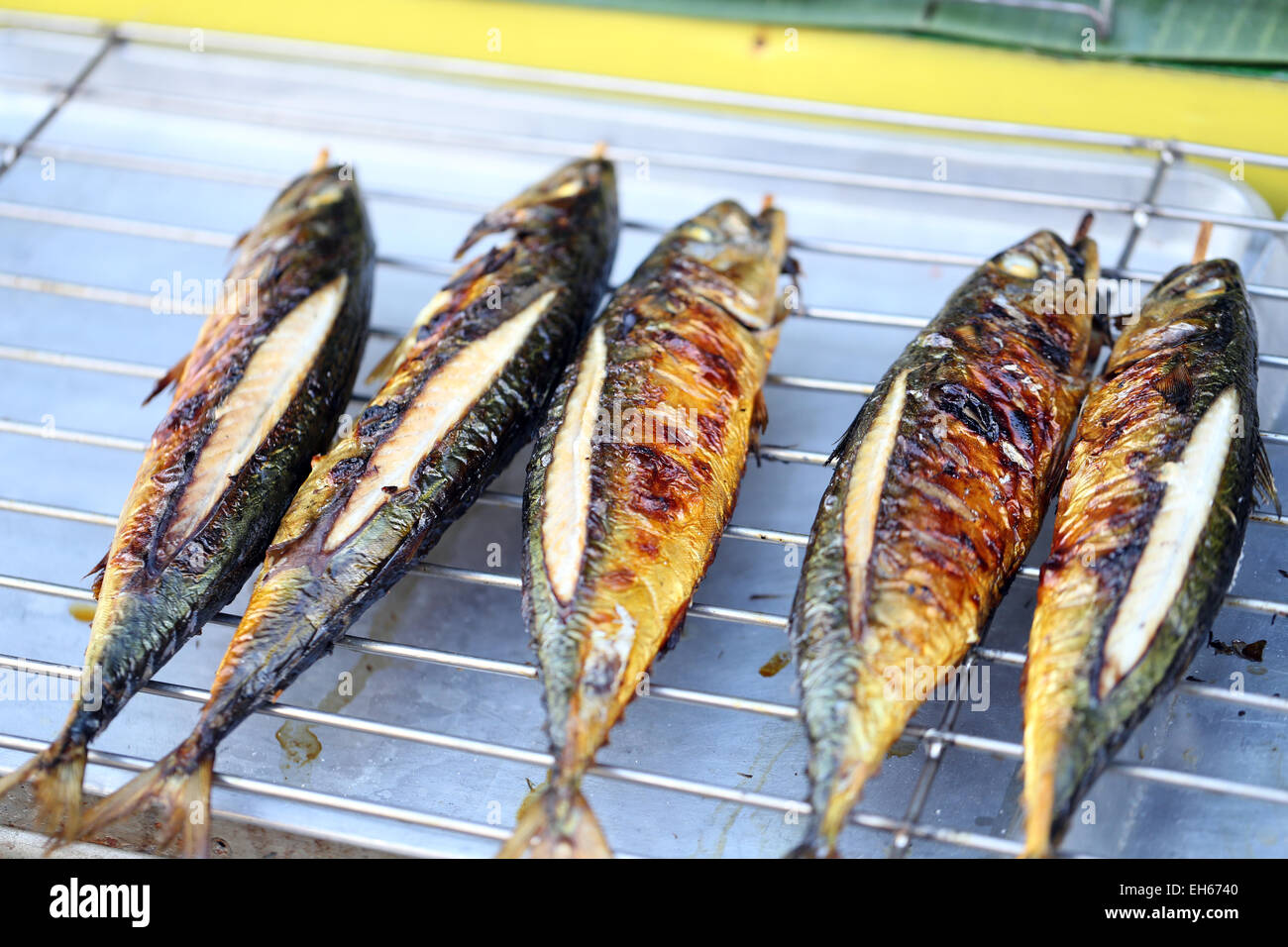 Grigliata di pesce bonito nel mercato. Foto Stock