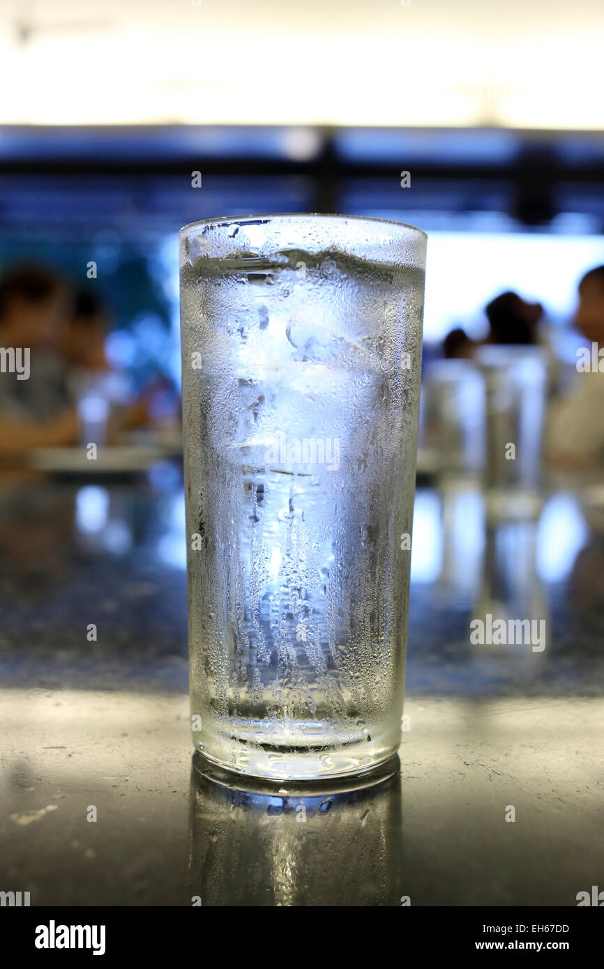 Acqua potabile in vetro sulle stoviglie. Foto Stock