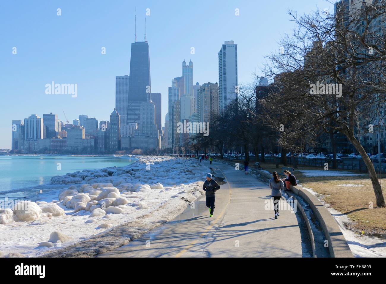 Chicago, Stati Uniti d'America. Il 7 marzo 2015. Noi Meteo: dopo oltre un mese di temperature frigida, Chicago goduto di una relativamente caldo fine giornata invernale con temperature al di sopra di 40ºF/4.5ºC. Chicagoans ha approfittato del clima mite per correre in bici o a piedi lungo la città del lago. Credito: Todd Bannor/Alamy Live News Foto Stock