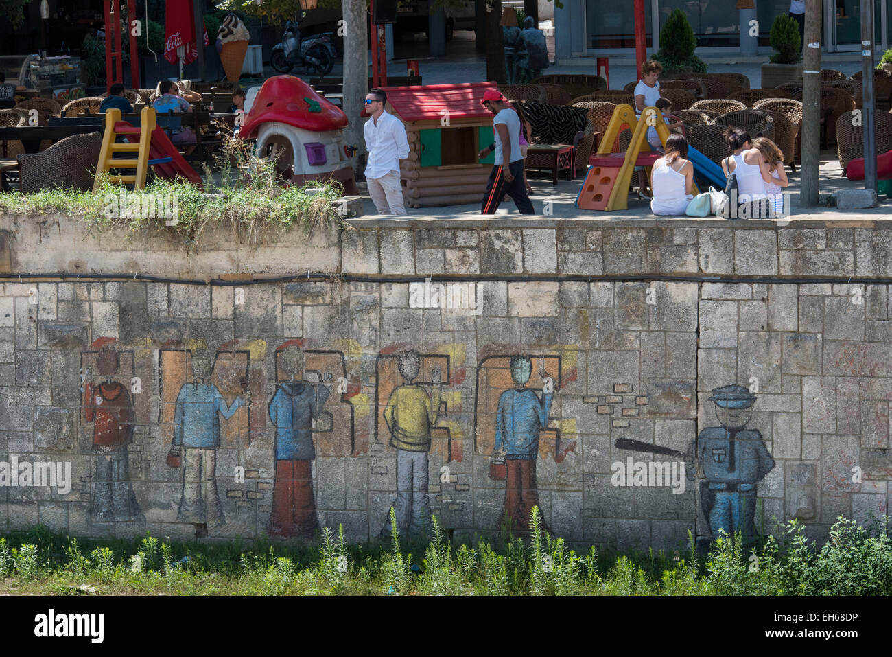 Fiume Vardar banche, Skopje Foto Stock