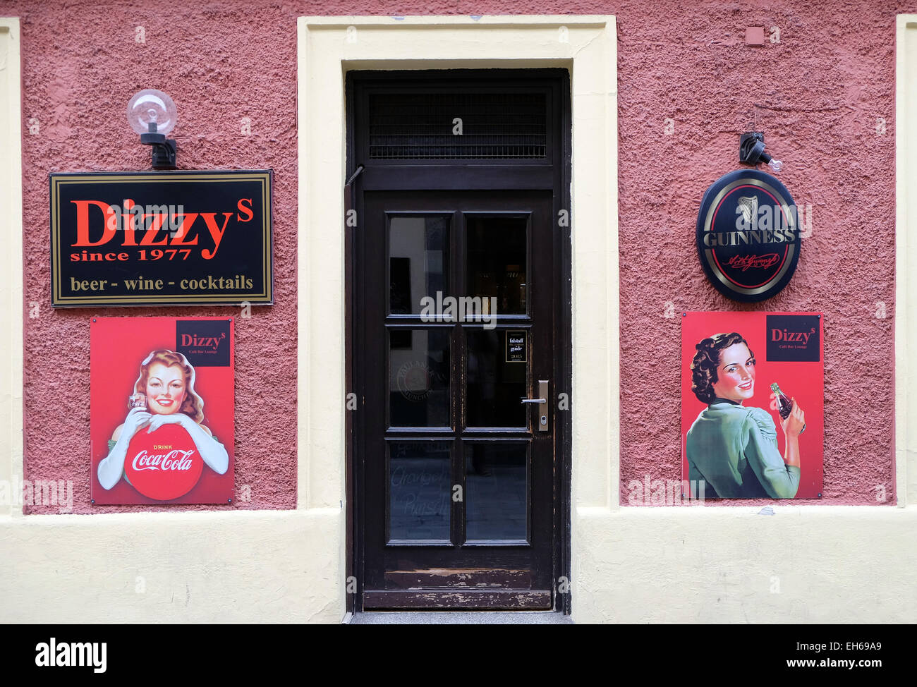 Dizzy bar e pubblicità per la Coca Cola in Graz, Stiria, Austria il 10 gennaio 2015. Foto Stock